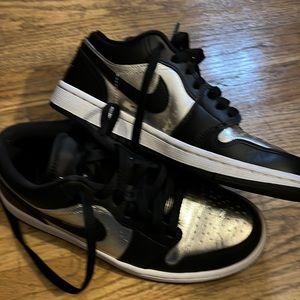 Metallic silver & black Jordan’s. Some signs of wear, but in v. good condition.